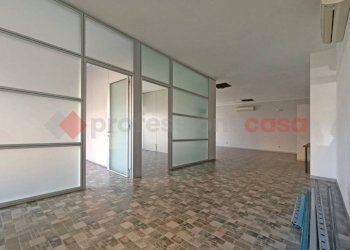 Stanza non arredata - Negozio via Martiri della Libertà, Arona - foto 2