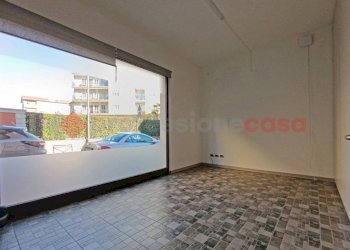 Interno non residenziale - Negozio via Martiri della Libertà, Arona - foto 3