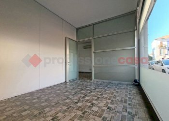 Stanza non arredata - Negozio via Martiri della Libertà, Arona - foto 4