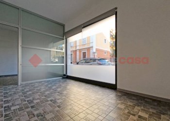 Interno non residenziale - Negozio via Martiri della Libertà, Arona - foto 5