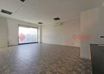 Interno non residenziale - Negozio via Martiri della Libertà, Arona - foto 8