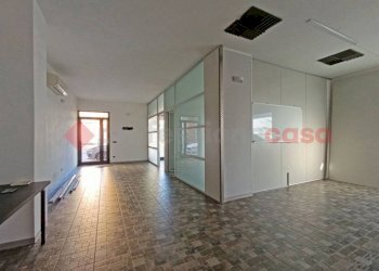 Interno non residenziale - Negozio via Martiri della Libertà, Arona - foto 13