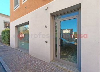 Facciata - Negozio via Martiri della Libertà, Arona - foto 14