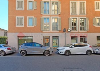 Facciata - Negozio via Martiri della Libertà, Arona - foto 16