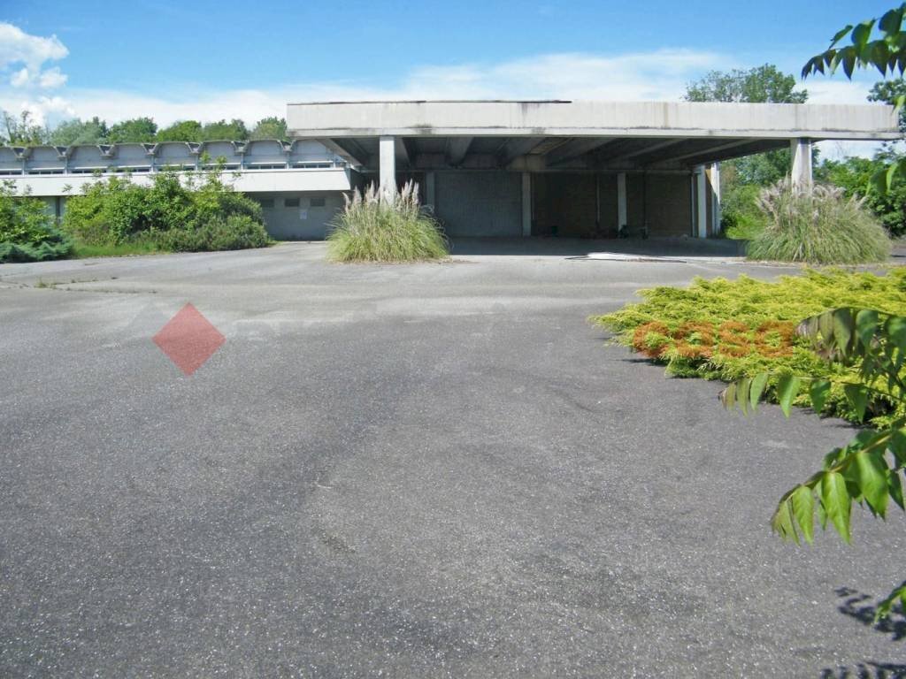 Cortile interno - Capannone via REPUBBLICA, Divignano - foto 3