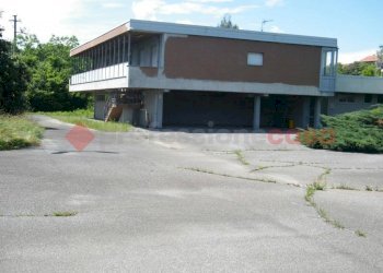 Facciata - Capannone via REPUBBLICA, Divignano - foto 5