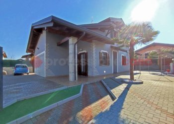 Facciata - Villa via Monviso, Pombia - foto 1