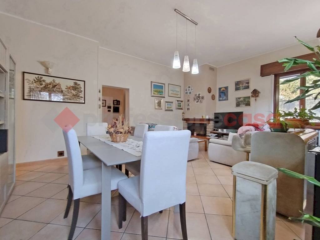 Salone - Casa indipendente via I Maggio, Castelletto Sopra Ticino - foto 1