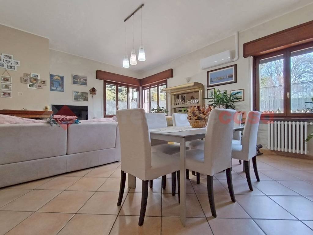 Salone - Casa indipendente via I Maggio, Castelletto Sopra Ticino - foto 2