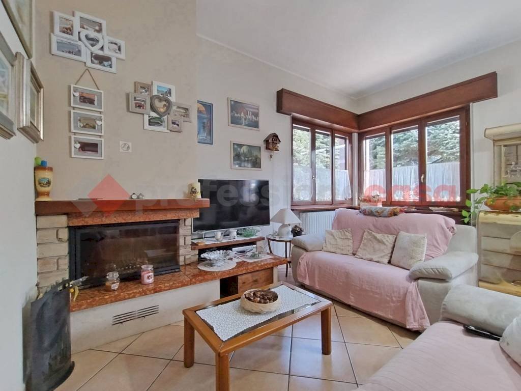 Salone - Casa indipendente via I Maggio, Castelletto Sopra Ticino - foto 3