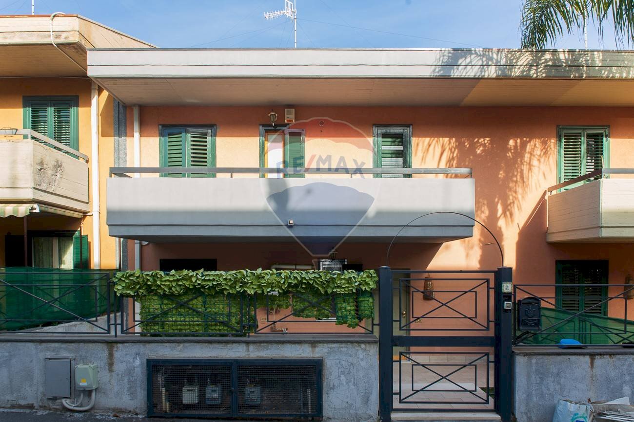 Edificio all\'aperto - Villa a Schiera via vampolieri
 
34, Aci Catena - foto 1
