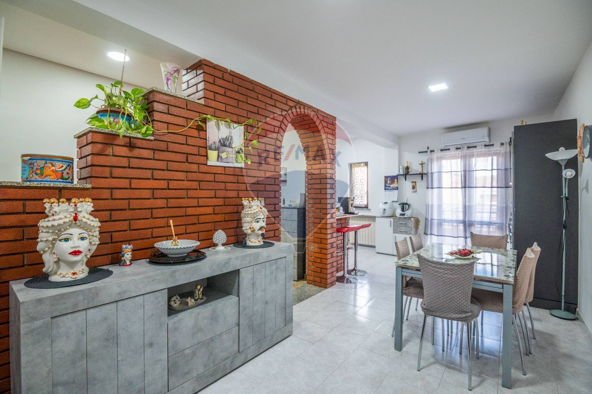 Sala da pranzo - Quadrilocale Via Giacomo Leopardi
 
12, Caltagirone - foto 1