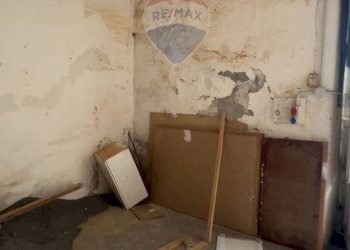 parete laterale alla porta d\'ingresso - Casa indipendente Via De Lorenzo
 
108, Catania - foto 4