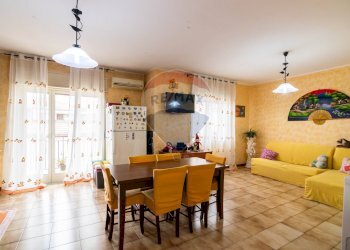 Sala da pranzo - Trilocale via Francesco Orestano
 
57, Aci Sant'Antonio - foto 1
