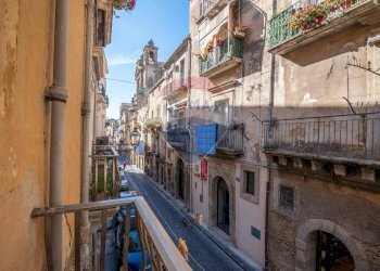 Edificio all\'aperto - Trilocale via AZZOLINA
 
1, Caltagirone - foto 4