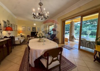 Sala da pranzo - Villa Via Delle Tre Grazie
 
16, Palermo - foto 47