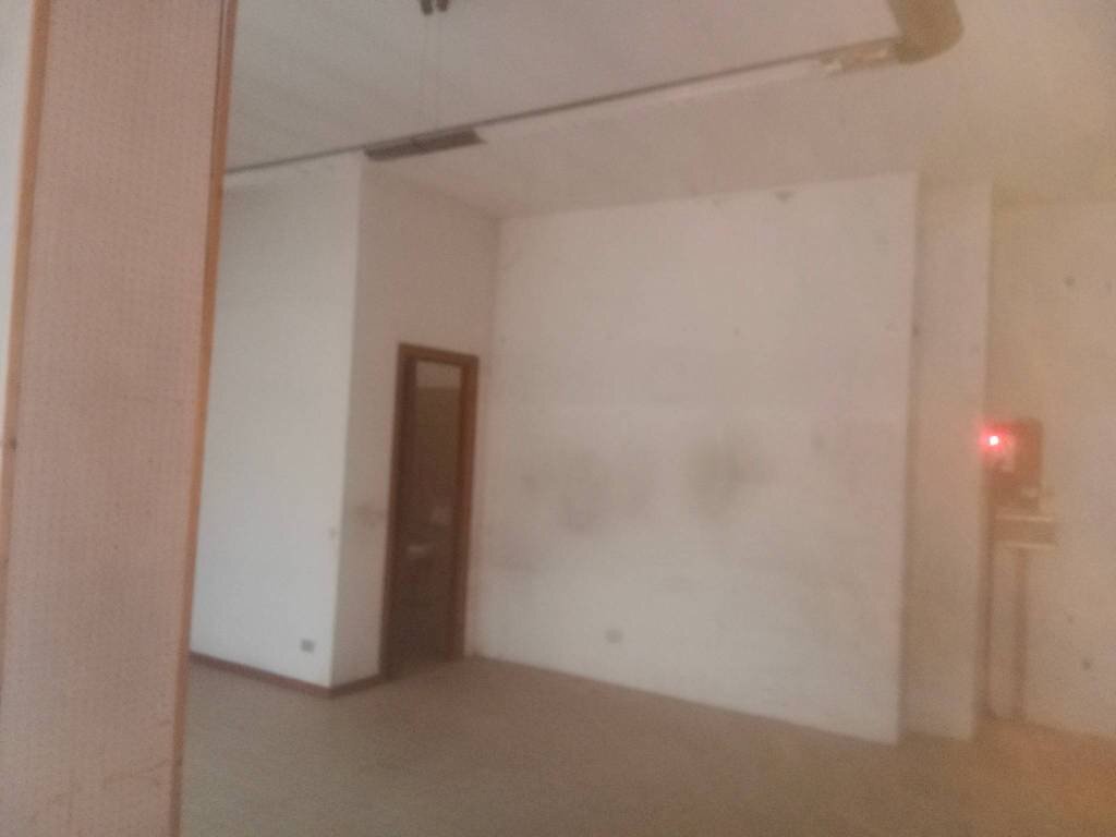 Stanza non arredata - Negozio via Lucrezio, Carpi - foto 2