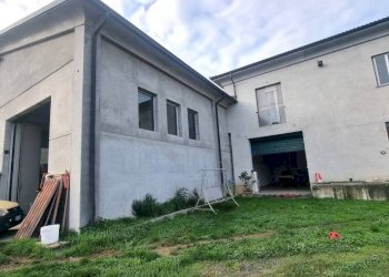 Facciata - Capannone via Stradale per Asti, 72, Azzano d'Asti - foto 1