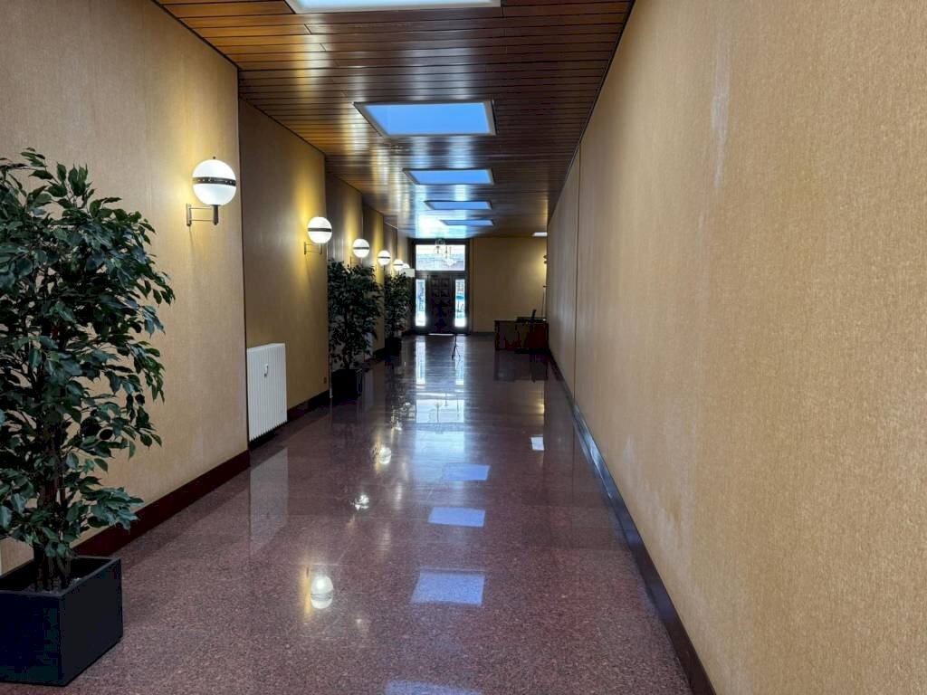 Interno palazzo - Quadrilocale via Vittorio Veneto, 11, Varese - foto 1