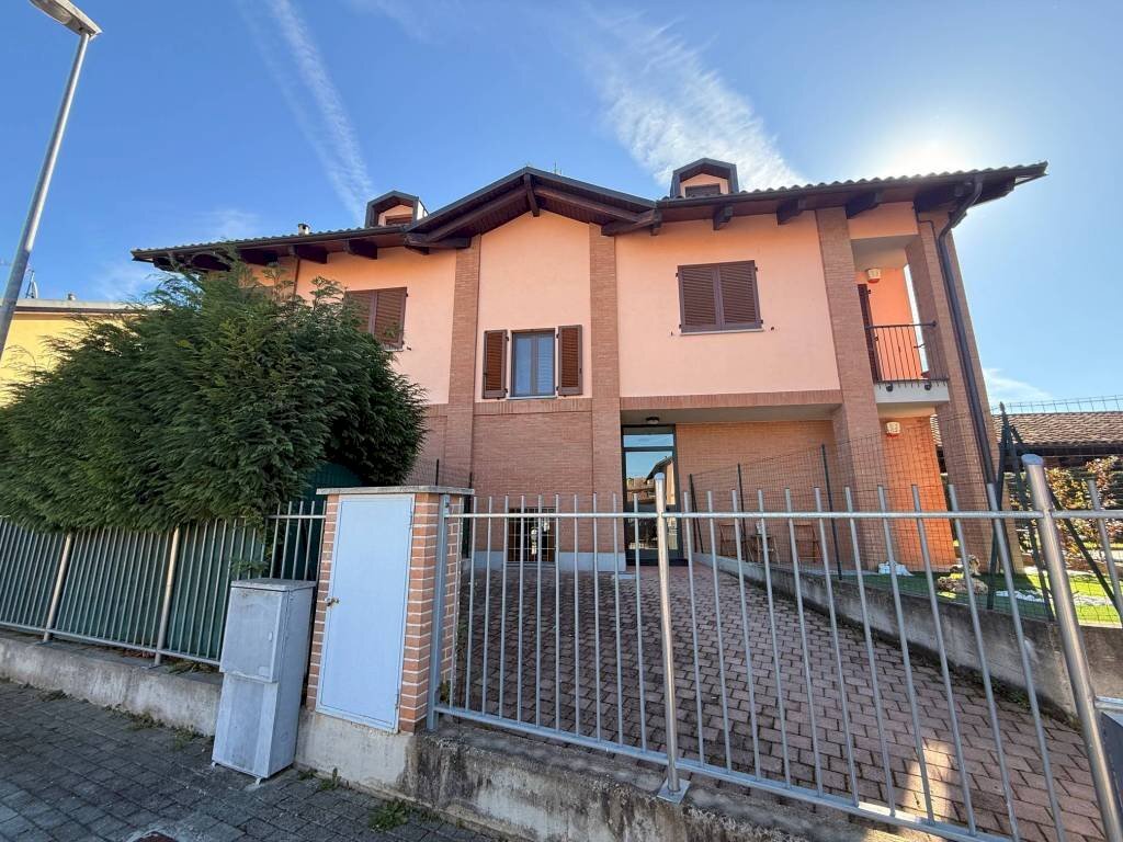 Facciata - Three-room apartment via Don Antonio Zappino, 34, Carmagnola - photo 1