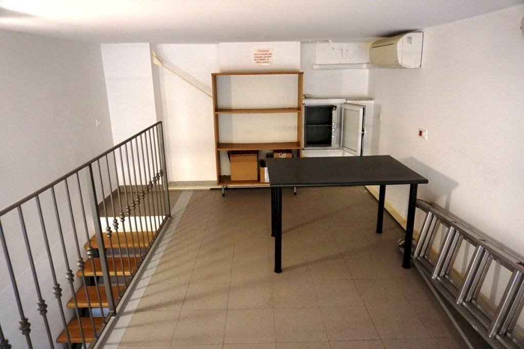 Scala - Negozio via Bartolomeo Carrea, 21r, Genova (zona Sampierdarena) - foto 1