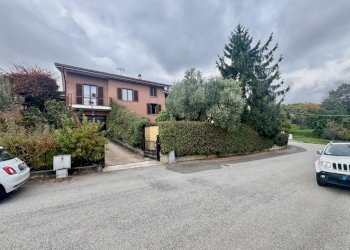 Facciata - Villa a Schiera strada Cantone Bonino, 15e, frazione Vandorno, Biella - foto 1