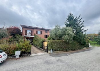 Facciata - Villa a Schiera strada Cantone Bonino, 15e, frazione Vandorno, Biella - foto 3