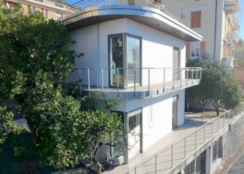 Facciata - Villa via Ernesto Cabruna, 15, frazione Quinto Al Mare, Genova - foto 2