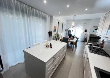 Cucina - Villa via Ernesto Cabruna, 15, frazione Quinto Al Mare, Genova - foto 13