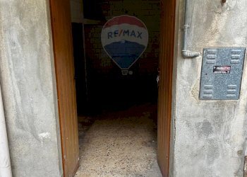 Hall / corridoio - Casa indipendente Piazza Trinacria
 
4, Valguarnera Caropepe - foto 2