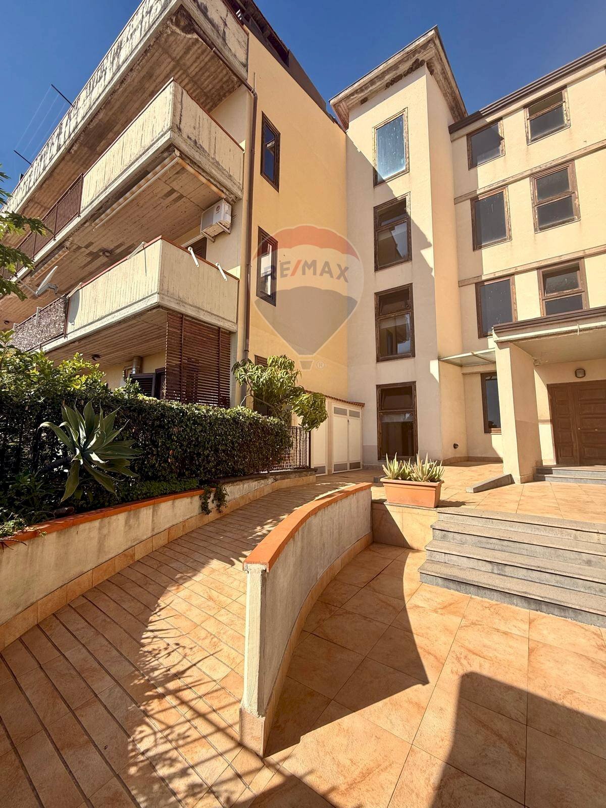 Edificio all\'aperto - Trilocale via Giovanni Paolo Secondo
13, Fiumefreddo di Sicilia - foto 2