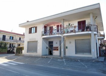 Casa all\'aperto - Negozio via Torino
 
32, Scalenghe - foto 2