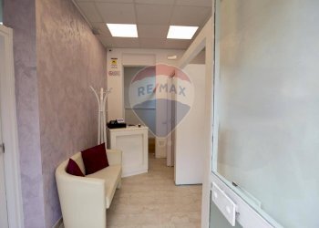 Soggiorno - Attività Commerciale Riviera Tito Livio, Padova - foto 1