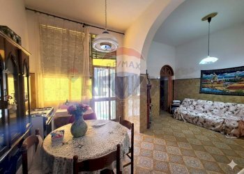 Sala da pranzo - Casa indipendente Via Cesare Battisti
 
40, Cellino San Marco - foto 3