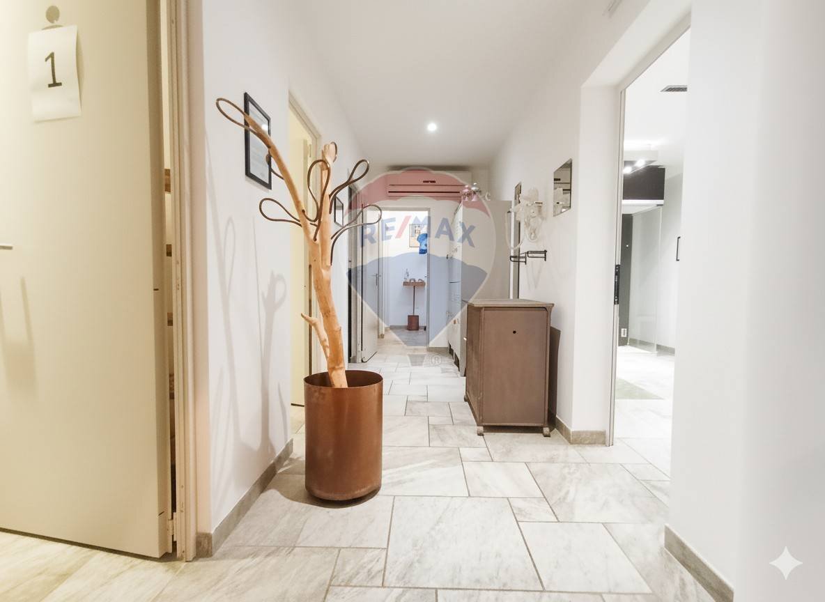 Hall / corridoio - Commercial Activity Via per Marilleva
 
59, Mezzana - photo 1