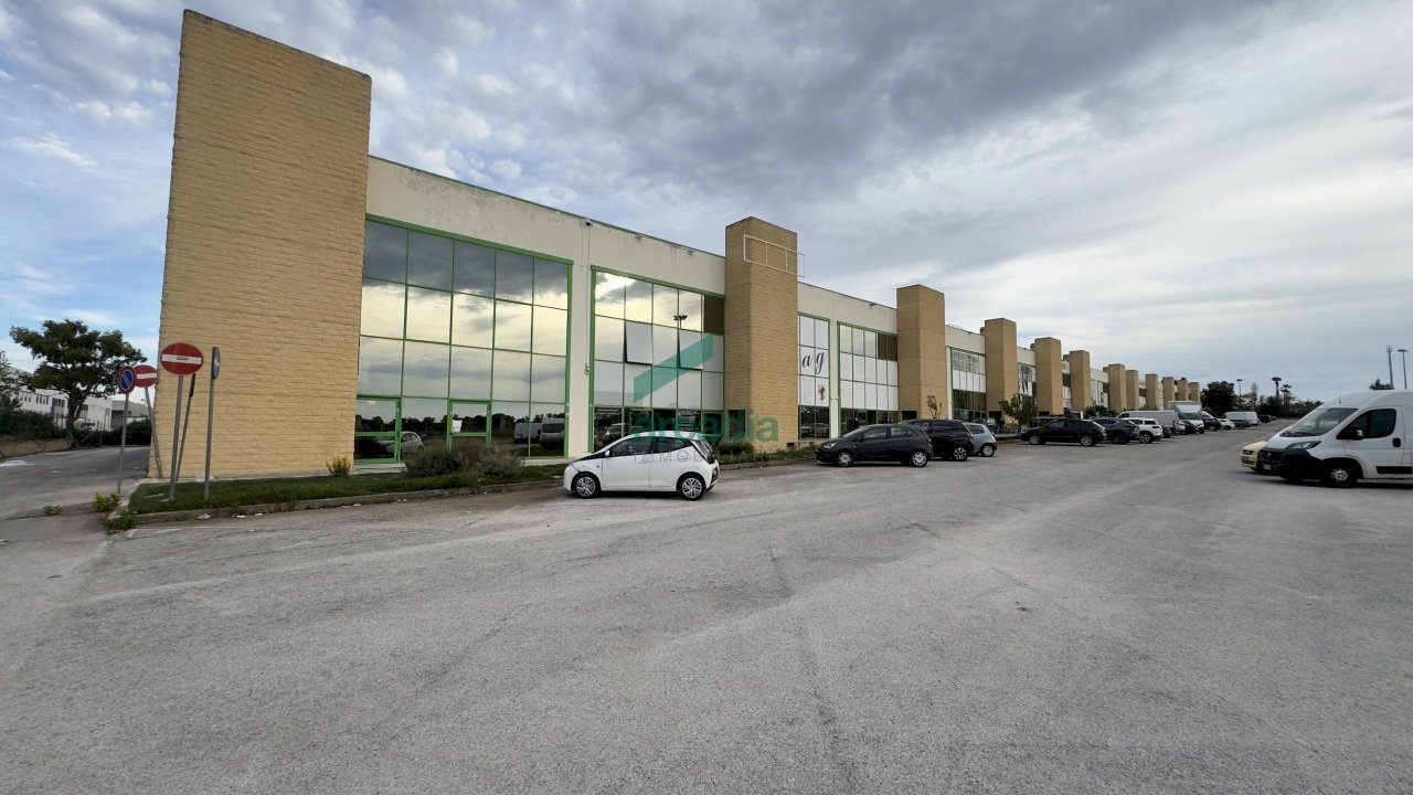 facciata - Locale Commerciale Strada Statale 100, Snc Snc, Casamassima - foto 1