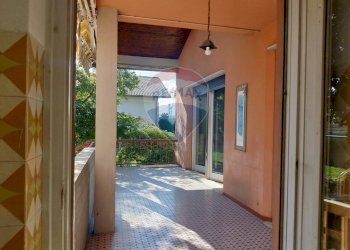 terrazzo coperto piano terra - Villa via IV Novembre
 
11 - 9, Benna - foto 10