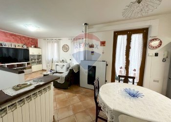 Sala da pranzo - Casa semi indipendente Via San Pietro
 
15, Luino - foto 4