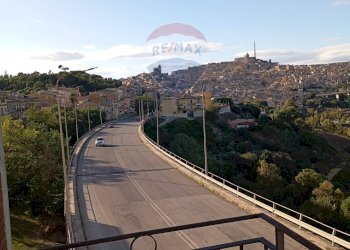 Balcone - Quadrilocale Via Cristoforo Colombo
 
10, Caltagirone - foto 23