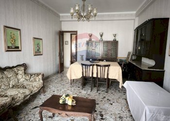 Sala da pranzo - Quadrilocale Via Giuseppe De Felice
 
5, Aci Sant'Antonio - foto 4