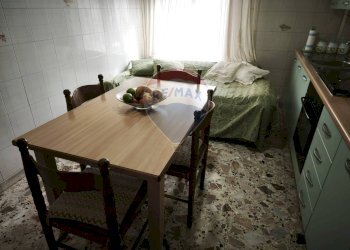 Sala da pranzo - Quadrilocale Via Giuseppe De Felice
 
5, Aci Sant'Antonio - foto 5