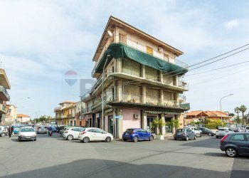 Edificio all\'aperto - Quadrilocale Via Giuseppe De Felice
 
5, Aci Sant'Antonio - foto 3