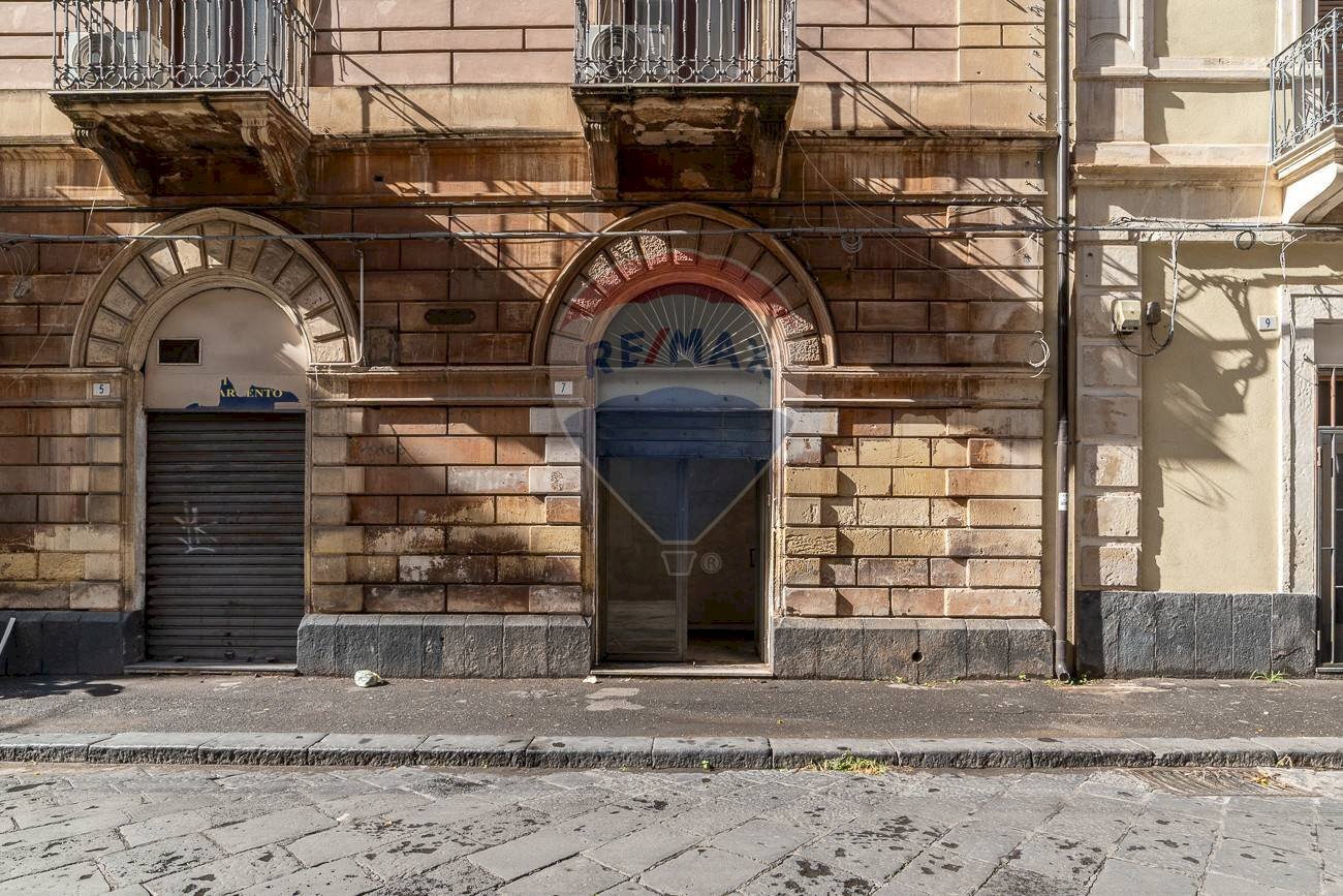 Edificio all\'aperto - Locale Commerciale Via Aloi
7, Catania - foto 3