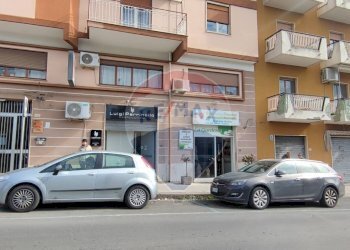 Edificio all\'aperto - Locale Commerciale VIALE AUTONOMIA
59/61, Caltagirone - foto 2