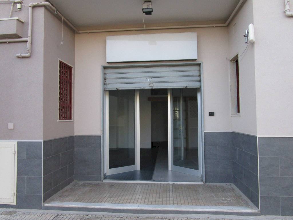 Facciata - Negozio via Giovan Battista Pergolesi, 44, Statte - foto 2