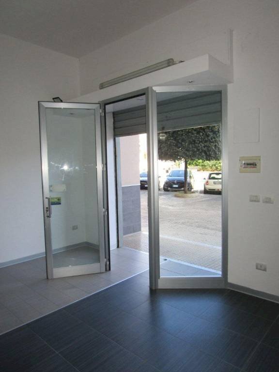 Ingresso - Negozio via Giovan Battista Pergolesi, 44, Statte - foto 3