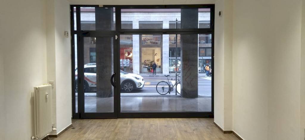 Interno non residenziale - Negozio via Guglielmo Marconi, 41/1, Bologna (zona Centro Storico) - foto 3