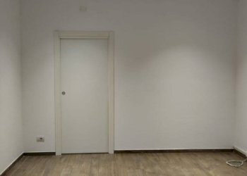 Stanza non arredata - Negozio via Guglielmo Marconi, 41/1, Bologna (zona Centro Storico) - foto 5