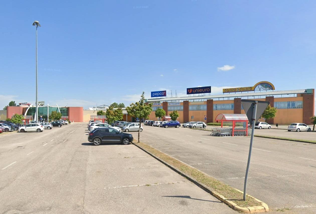 Foto 2 - Commercial Premises Via Scavazza
 
1769, Giacciano con Baruchella - photo 2