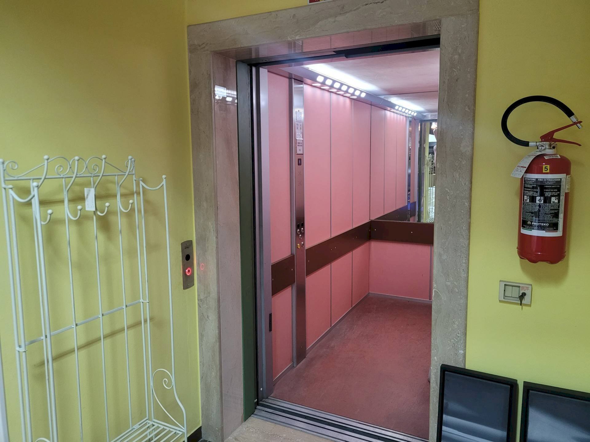 Foto 3 - Locale Commerciale via mantova
 
1, Legnago - foto 3